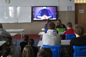 Na zdjęciu widzimy uczniów oraz policjanta w czasie profilaktyki