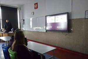 Na zdjęciu widzimy uczniów oraz policjanta w czasie profilaktyki