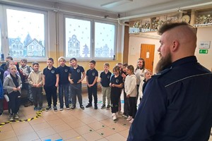 Na zdjęciu widzimy policjanta w czasie profilaktyki