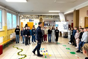 Na zdjęciu widzimy policjanta w czasie profilaktyki