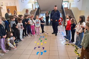 Na zdjęciu widzimy policjanta w czasie profilaktyki