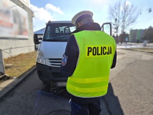 Na zdjęciu widzimy policjanta w czasie kontroli drogowej