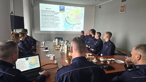 Na zdjęciu widzimy policjantów w czasie odprawy rocznej