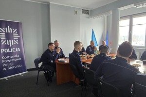 Na zdjęciu widzimy policjantów w czasie odprawy rocznej