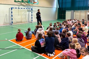 Na zdjęciu widzimy policjanta w czasie profilaktyki