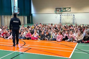 Na zdjęciu widzimy policjanta w czasie profilaktyki