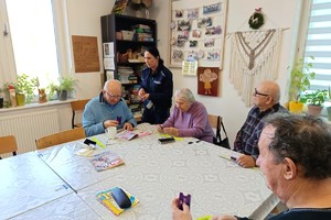 Na zdjęciu widzimy policjantów w czasie profilaktyki z seniorami