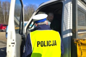Na zdjęciu widzimy policjanta w czasie kontroli