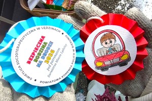 Na zdjęciu widzimy uczestników akcji bezpieczna rodzina na drodze