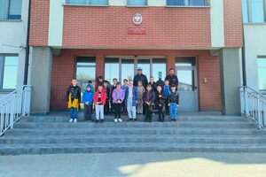 Na zdjęciu widzimy Dzieci, które odwiedziły komendę w Bieruniu