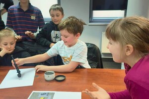 Na zdjęciu widzimy Dzieci, które odwiedziły komendę w Bieruniu