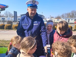 Na zdjęciu widzimy Dzieci, które odwiedziły komendę w Bieruniu