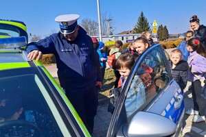 Na zdjęciu widzimy Dzieci, które odwiedziły komendę w Bieruniu