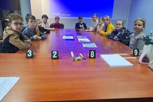 Na zdjęciu widzimy Dzieci, które odwiedziły komendę w Bieruniu