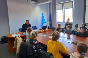 Na zdjęciu widzimy Dzieci, które odwiedziły komendę w Bieruniu