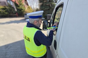 Na zdjęciu widzimy policjantów w czasie działań profilaktycznych