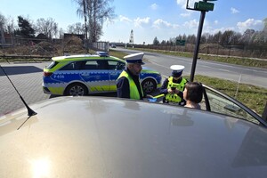 Na zdjęciu widzimy policjantów w czasie działań profilaktycznych