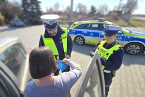 Na zdjęciu widzimy policjantów w czasie działań profilaktycznych