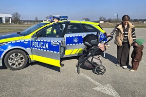 Na zdjęciu widzimy policjantkę oraz małego Jasia