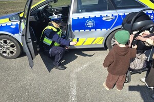 Na zdjęciu widzimy policjantkę oraz małego Jasia