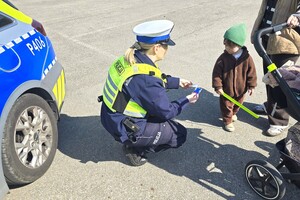 Na zdjęciu widzimy policjantkę oraz małego Jasia