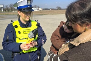Na zdjęciu widzimy policjantkę oraz małego Jasia
