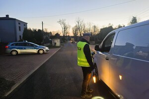 Na zdjęciu widzimy policjantów w czasie działań