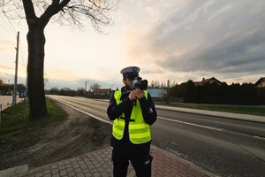 Na zdjęciu widzimy policjanta w czasie kontroli prędkości