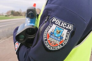 Na zdjęciu widzimy policjanta w czasie kontroli prędkości