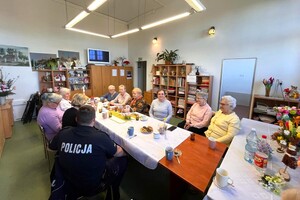 Na zdjęciu widzimy policjanta oraz seniorów