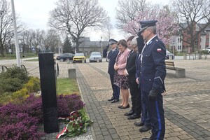 Na zdjęciu widzimy policjantów w czasie Dnia Pamięci Ofiar Zbrodni Katyńskiej