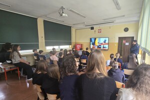 Na zdjęciu widzimy policjanta oraz uczniów w czasie profilaktyki