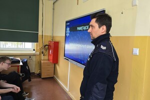 Na zdjęciu widzimy policjanta oraz uczniów w czasie profilaktyki