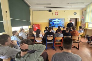 Na zdjęciu widzimy policjanta oraz uczniów w czasie profilaktyki