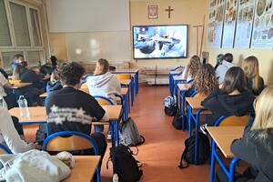 Na zdjęciu widzimy uczniów w czasie profilaktyki