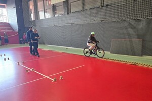 Na zdjęciu widzimy policjantów oraz uczestników Powiatowego Turnieju Bezpieczeństwa w Ruchu Drogowym 2026