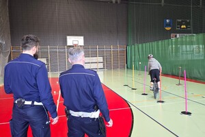 Na zdjęciu widzimy policjantów oraz uczestników Powiatowego Turnieju Bezpieczeństwa w Ruchu Drogowym 2026
