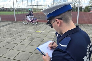 Na zdjęciu widzimy policjantów oraz uczestników Powiatowego Turnieju Bezpieczeństwa w Ruchu Drogowym 2026
