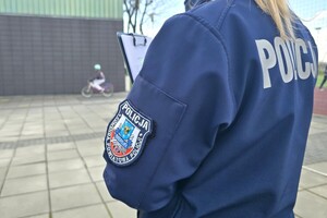 Na zdjęciu widzimy policjantów oraz uczestników Powiatowego Turnieju Bezpieczeństwa w Ruchu Drogowym 2026