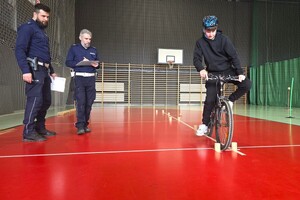 Na zdjęciu widzimy policjantów oraz uczestników Powiatowego Turnieju Bezpieczeństwa w Ruchu Drogowym 2026