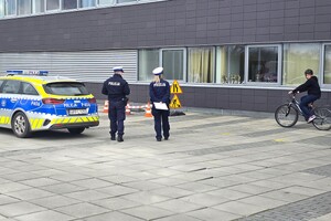 Na zdjęciu widzimy policjantów oraz uczestników Powiatowego Turnieju Bezpieczeństwa w Ruchu Drogowym 2026