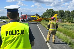 Na zdjęciu widzimy policjanta oraz strażaka pożarnego