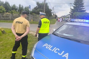 Na zdjęciu widzimy policjanta oraz strażaka pożarnego