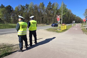 Na zdjęciu widzimy policjanta oraz funkcjonariusza Inspekcji Drogowej