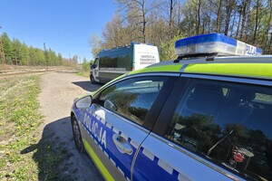 Na zdjęciu widzimy radiowóz policji i  Inspekcji Drogowej