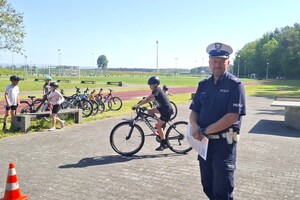 Na zdjęciu widzimy policjantów w czasie egzaminu na kartę rowerową