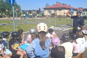 Na zdjęciu widzimy policjantów w czasie egzaminu na kartę rowerową
