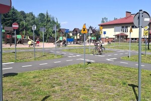 Na zdjęciu widzimy policjantów w czasie egzaminu na kartę rowerową
