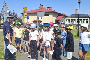 Na zdjęciu widzimy policjantów w czasie egzaminu na kartę rowerową