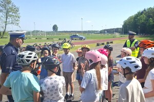 Na zdjęciu widzimy policjantów w czasie egzaminu na kartę rowerową